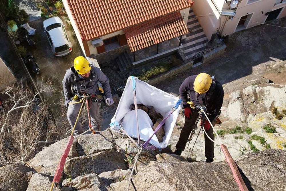 SCALING OF ROCK MASSES